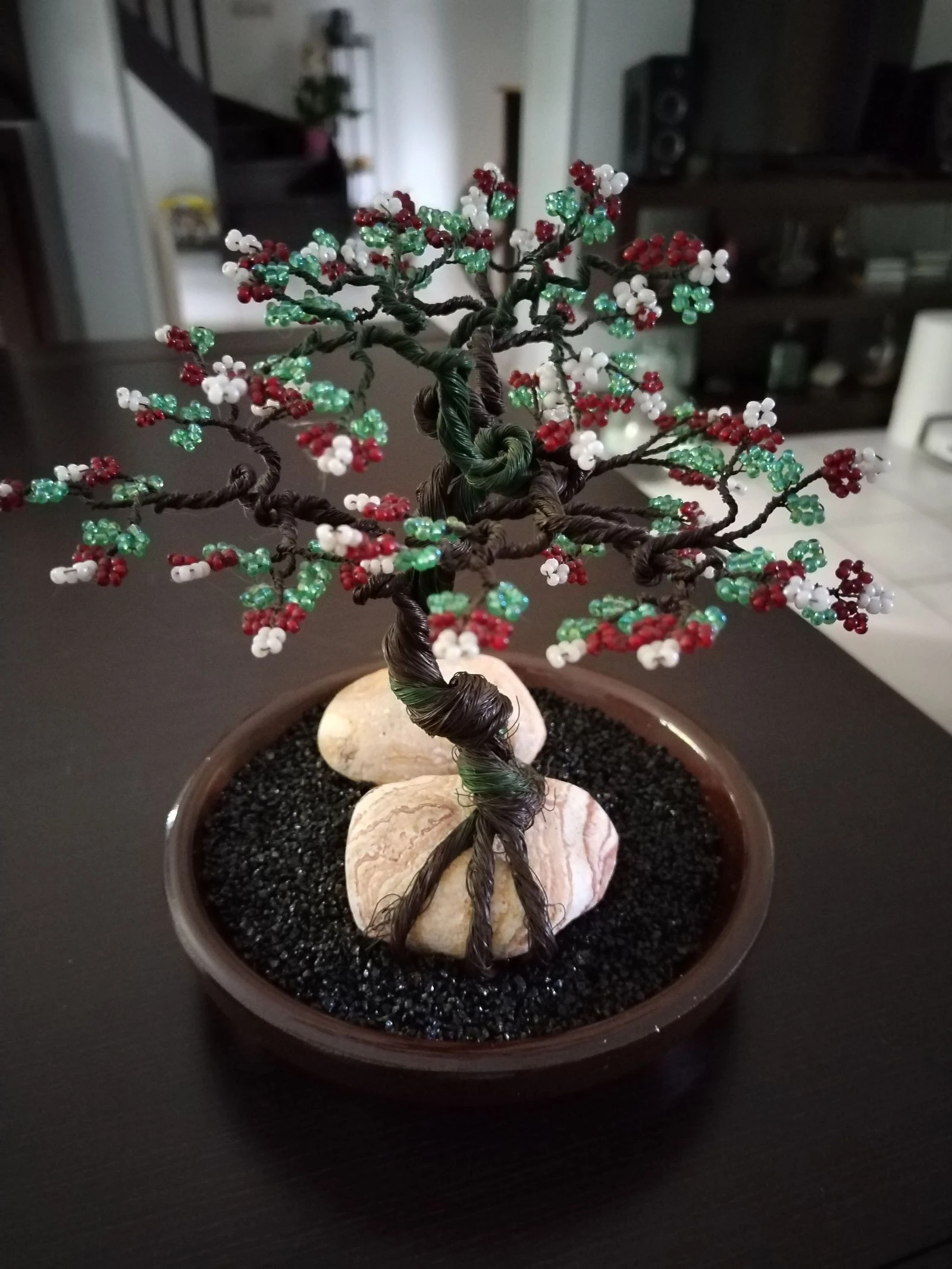 Très beau bonsaï sculpture en fils de fer et jolies petites perles. Artisanale fait main. 